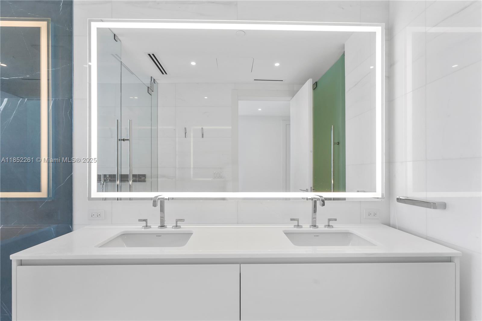 image Aston Martin31