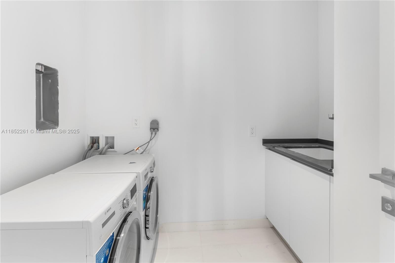 image Aston Martin40