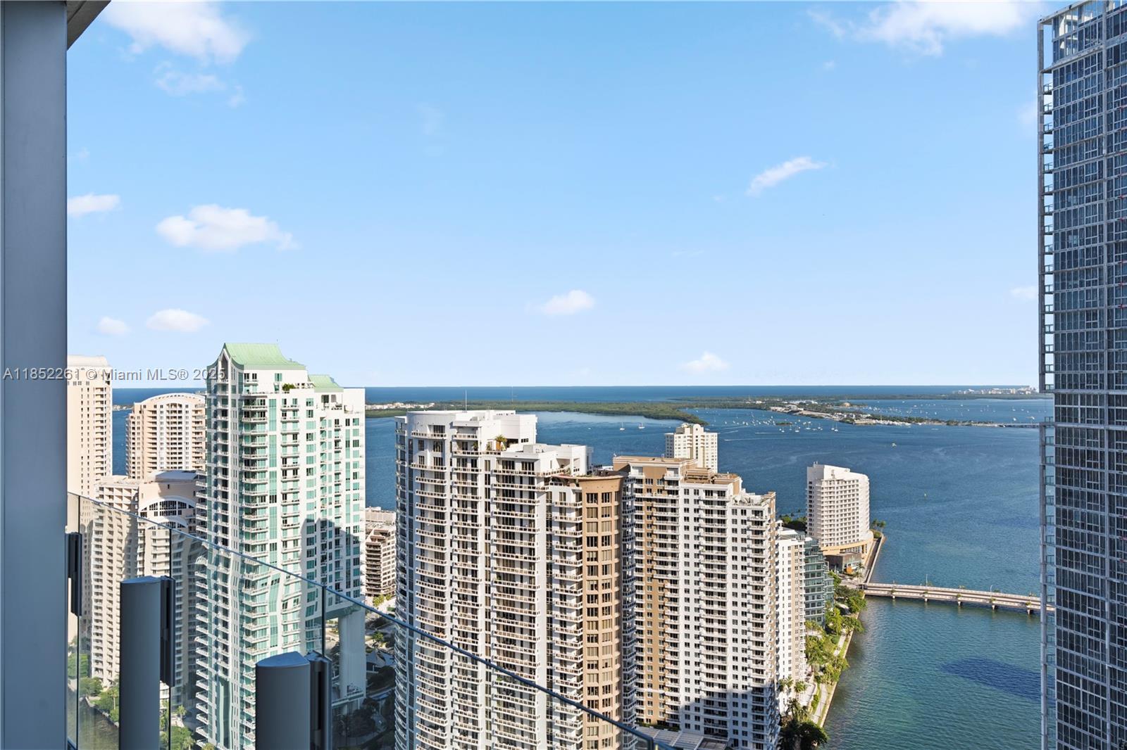 image Aston Martin41