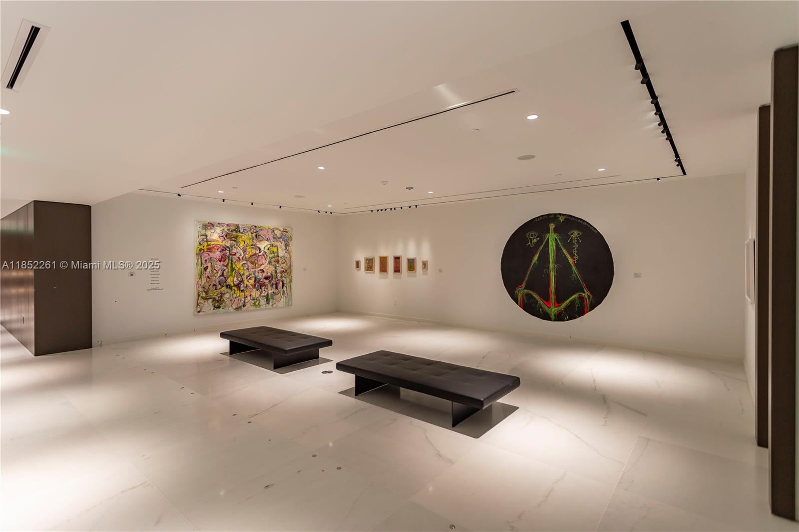 image Aston Martin56