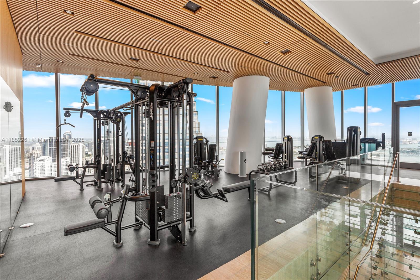 image Aston Martin66