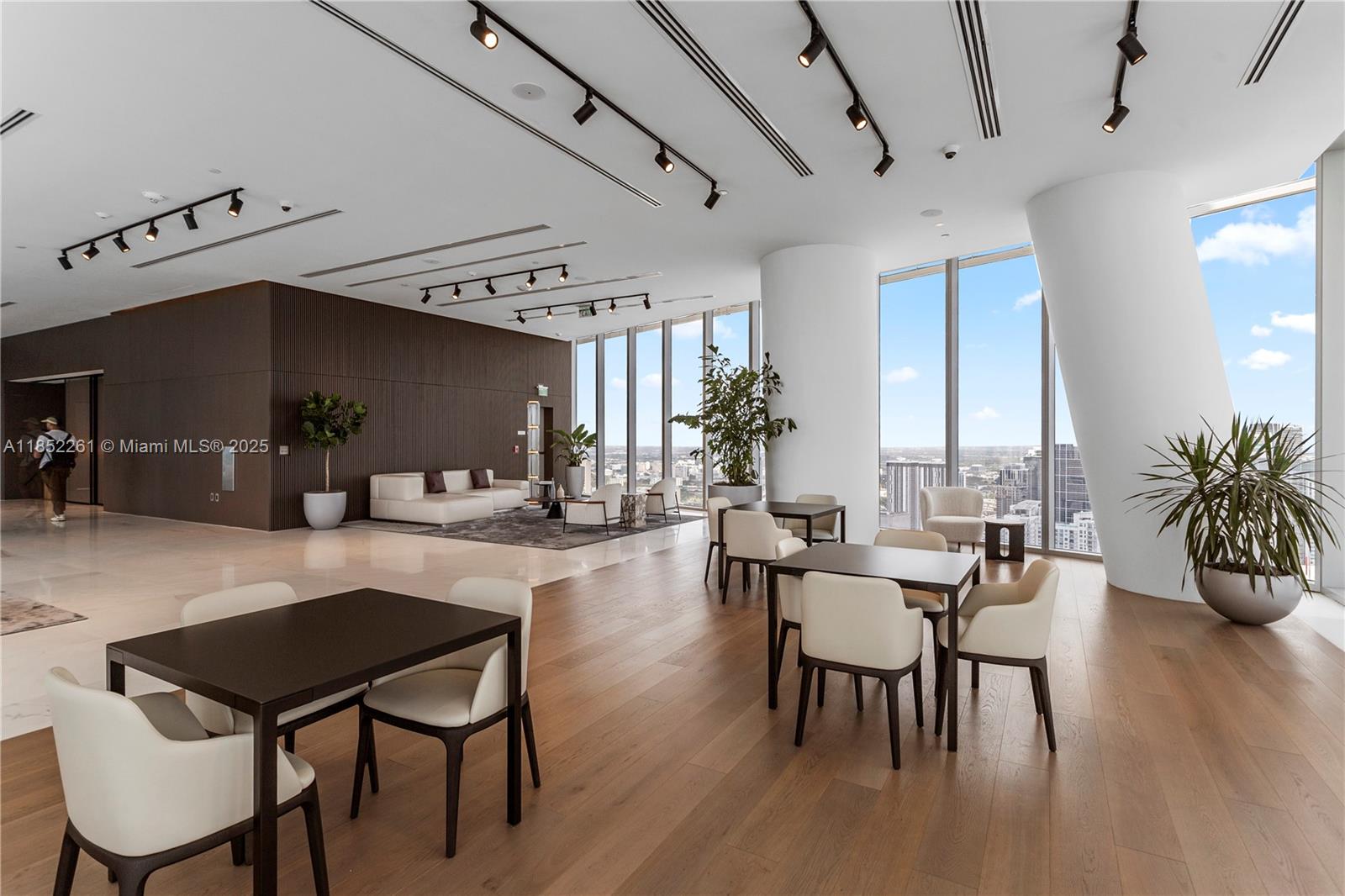 image Aston Martin75