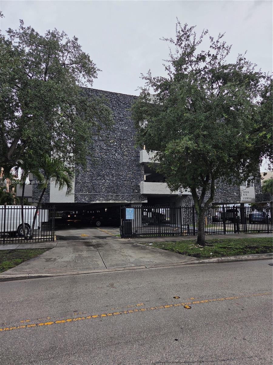 1035 W 77th St #305