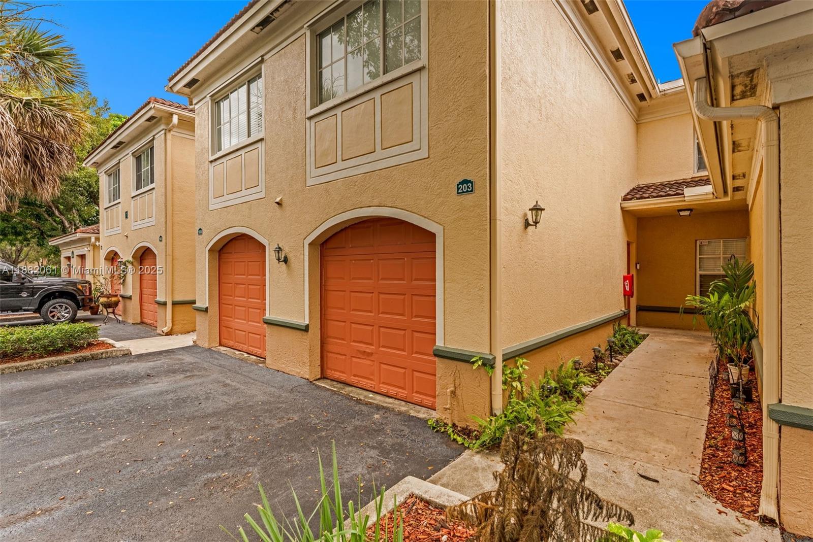 2464 Centergate Dr #203