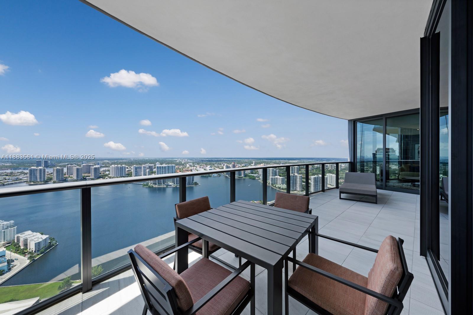 image Porsche Design Tower24