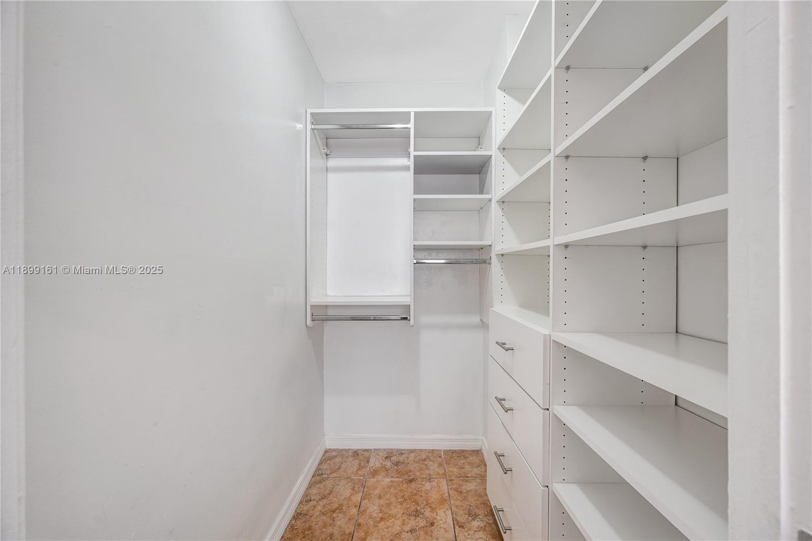 image Winston Towers 700 Condo13