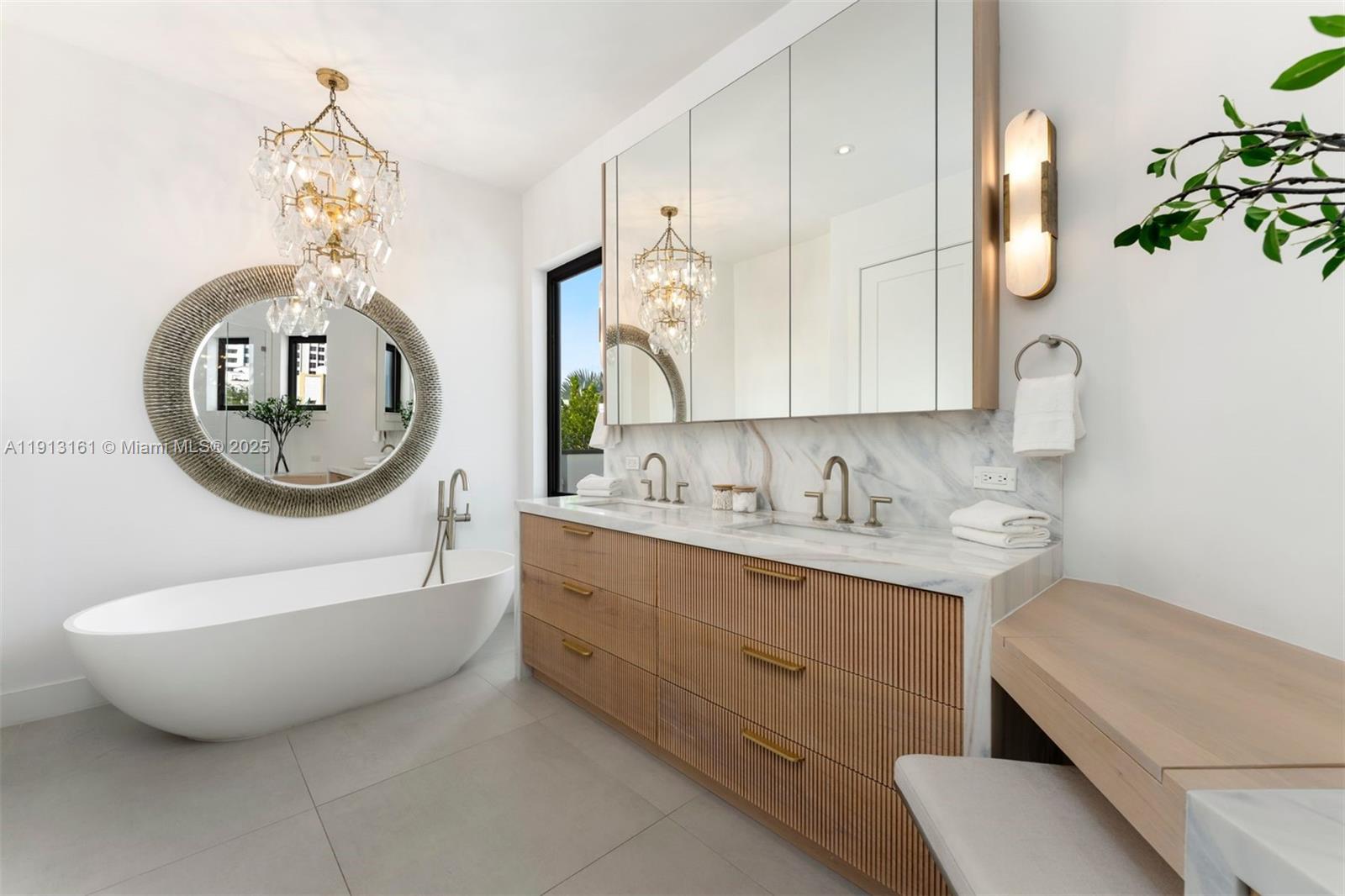 2801 Flamingo Dr Miami Beach, FL 33140