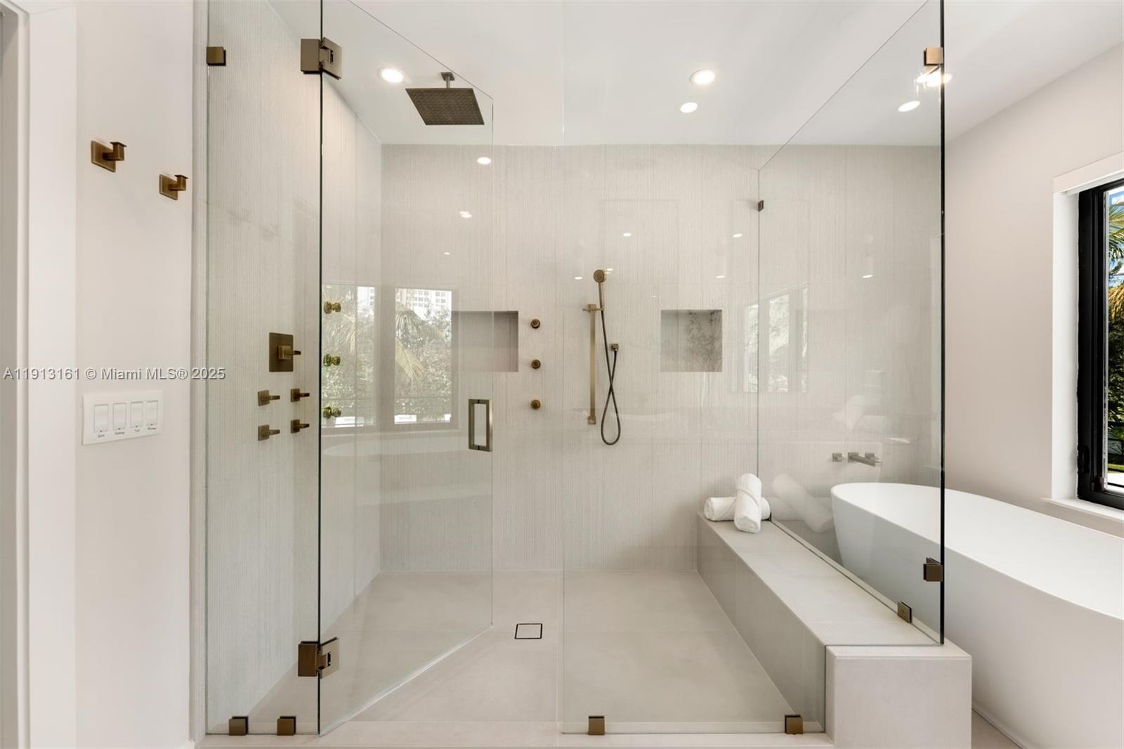 2801 Flamingo Dr Miami Beach, FL 33140