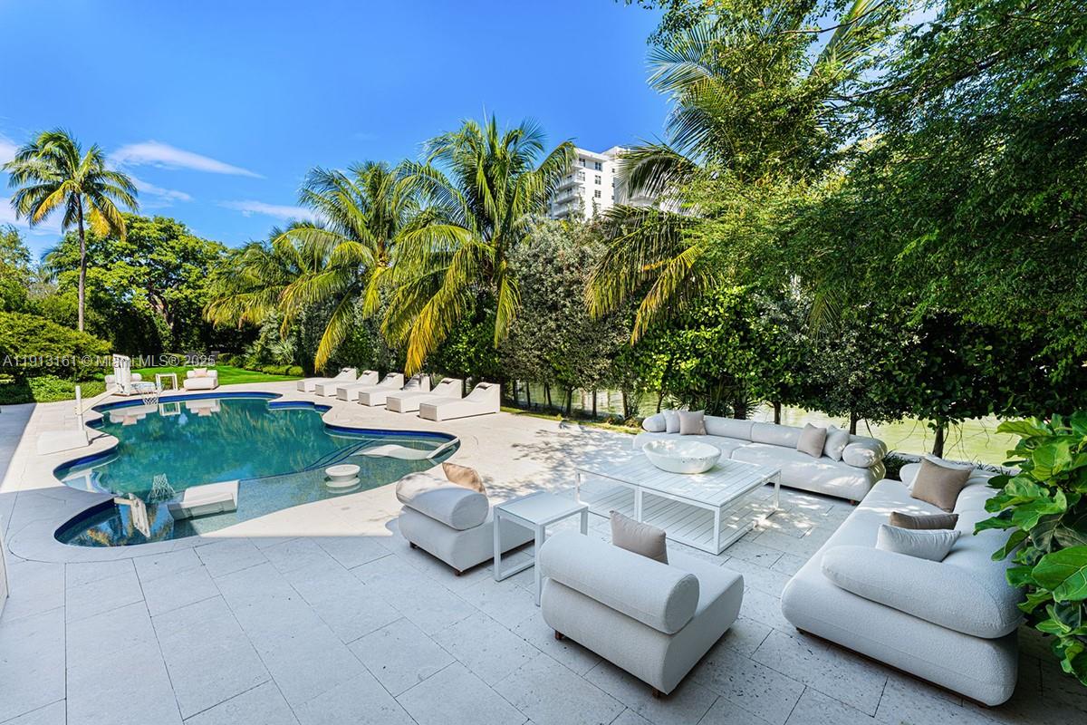 2801 Flamingo Dr Miami Beach, FL 33140