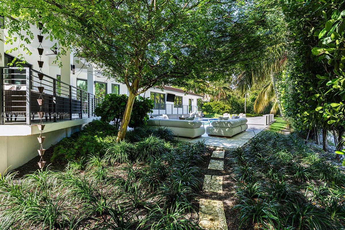 2801 Flamingo Dr Miami Beach, FL 33140