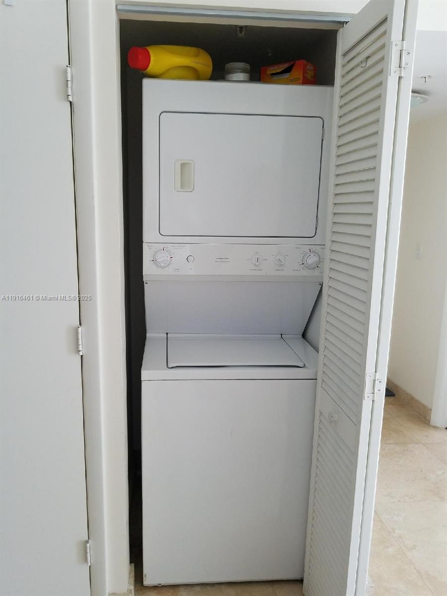 image Brickell on the River North10