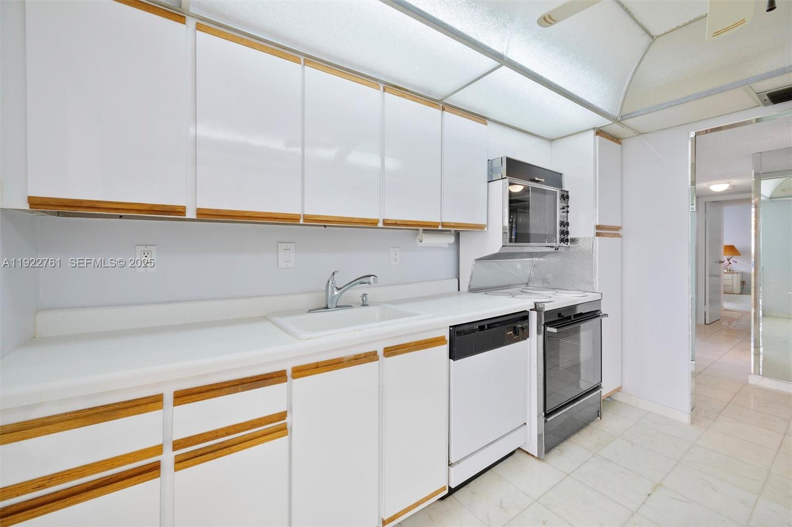 600 Parkview Dr #831 Hallandale Beach, FL 33009