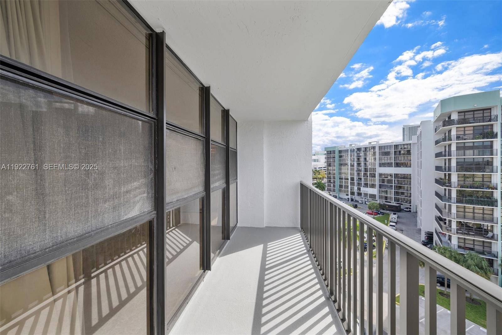 600 Parkview Dr #831 Hallandale Beach, FL 33009