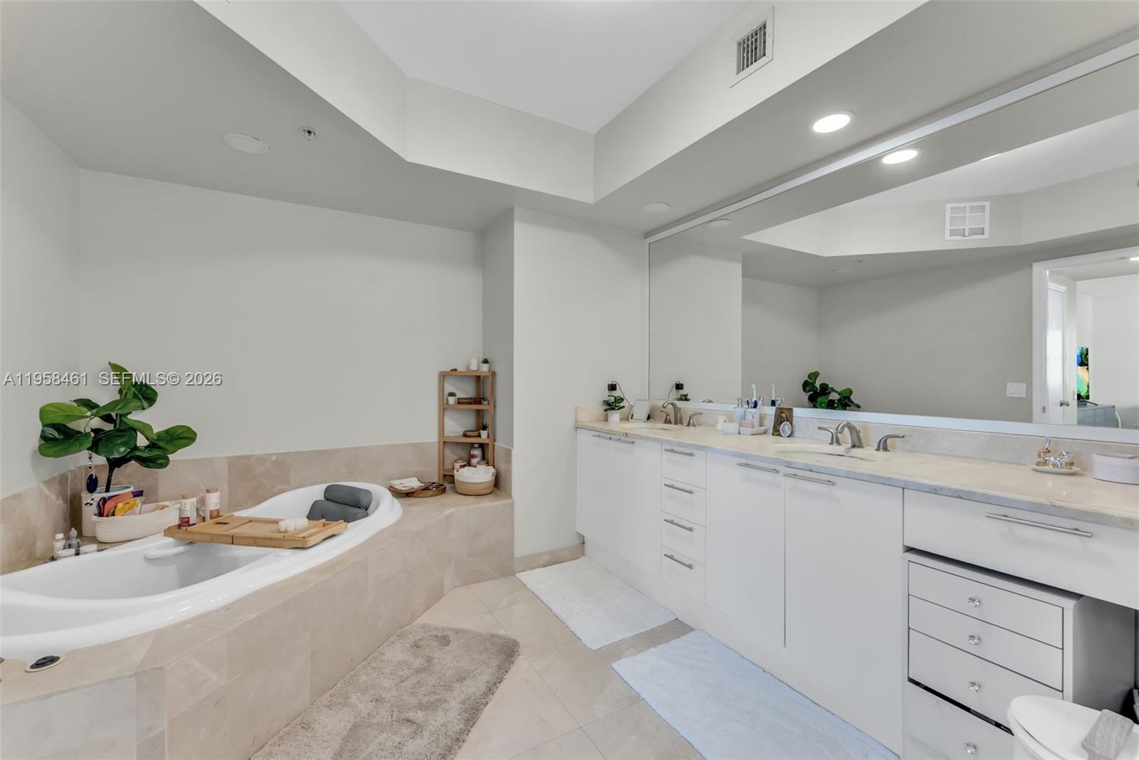 14951 Royal Oaks Ln #2201 North Miami, FL 33181