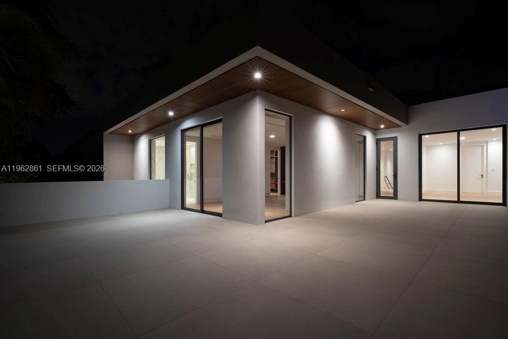 215 S Shore Dr Miami, FL 33133