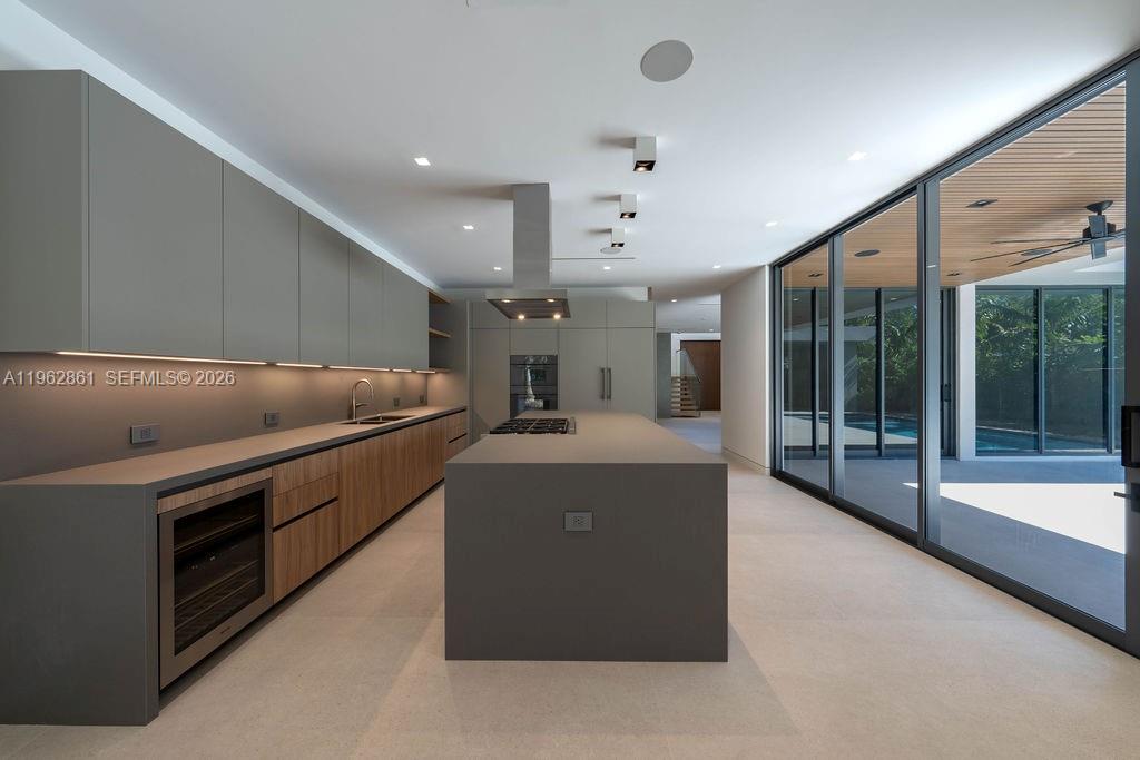 215 S Shore Dr Miami, FL 33133