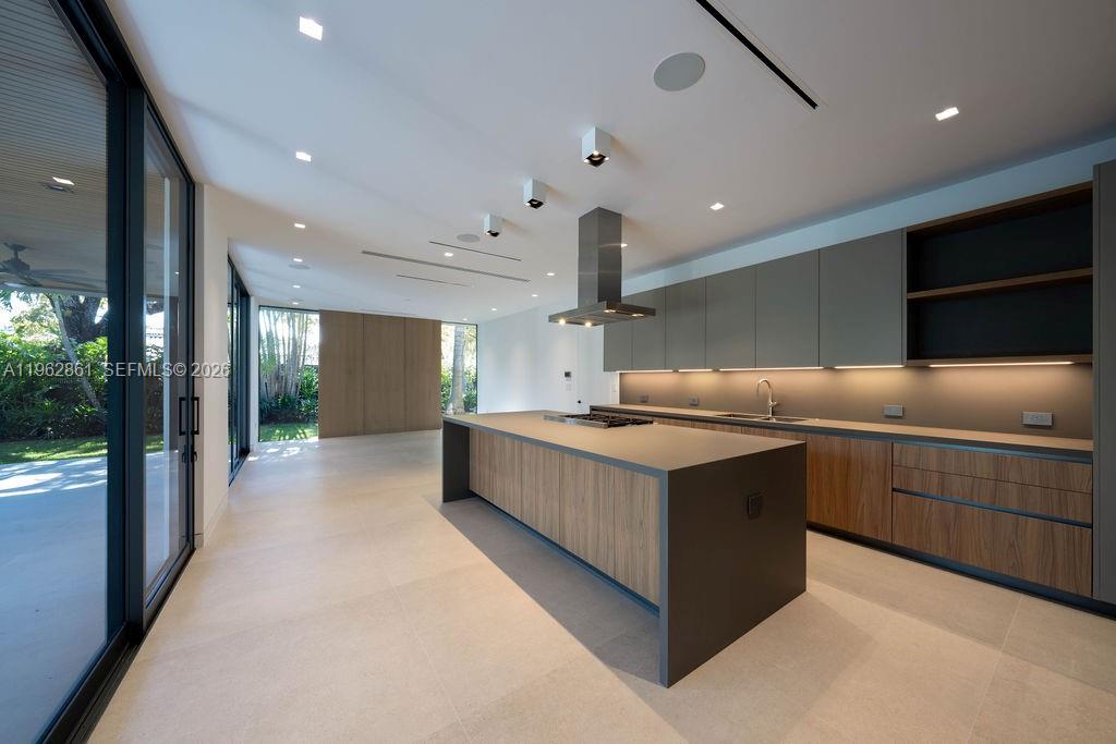 215 S Shore Dr Miami, FL 33133