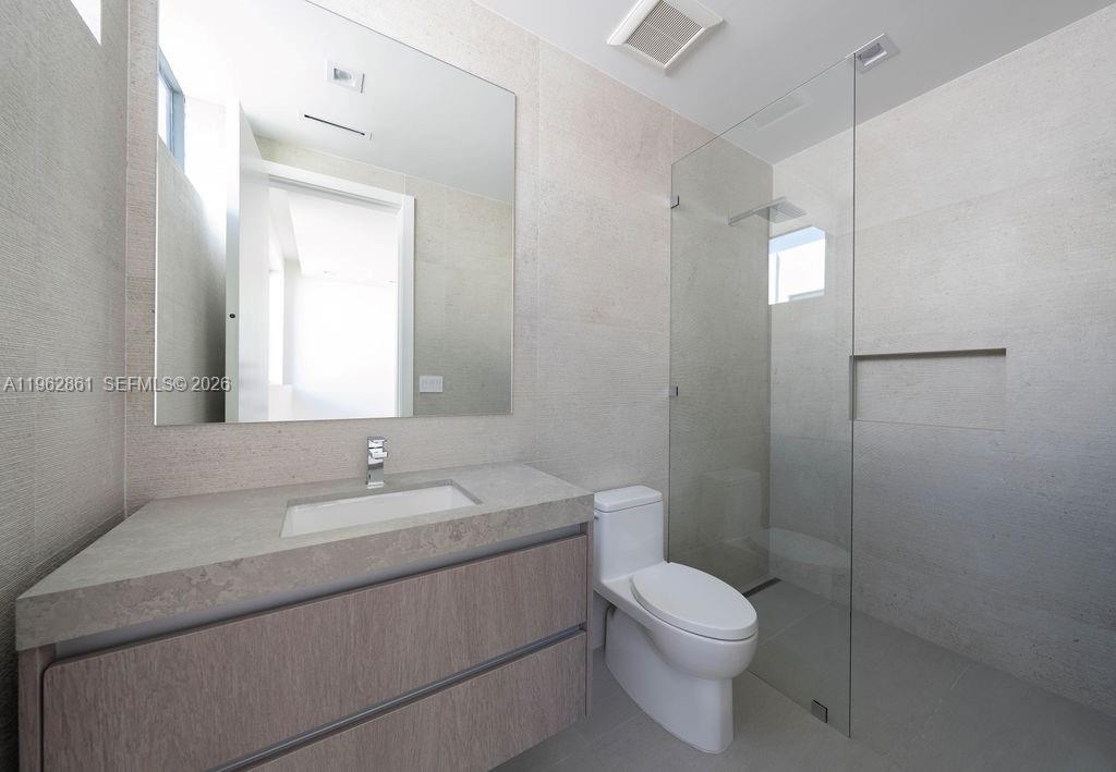 215 S Shore Dr Miami, FL 33133