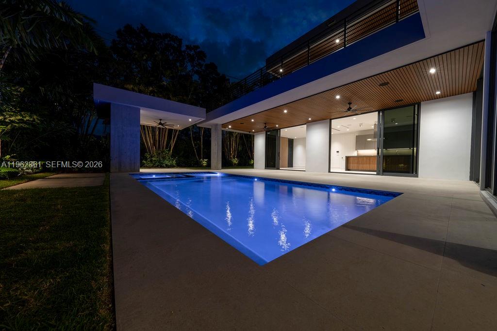 215 S Shore Dr Miami, FL 33133