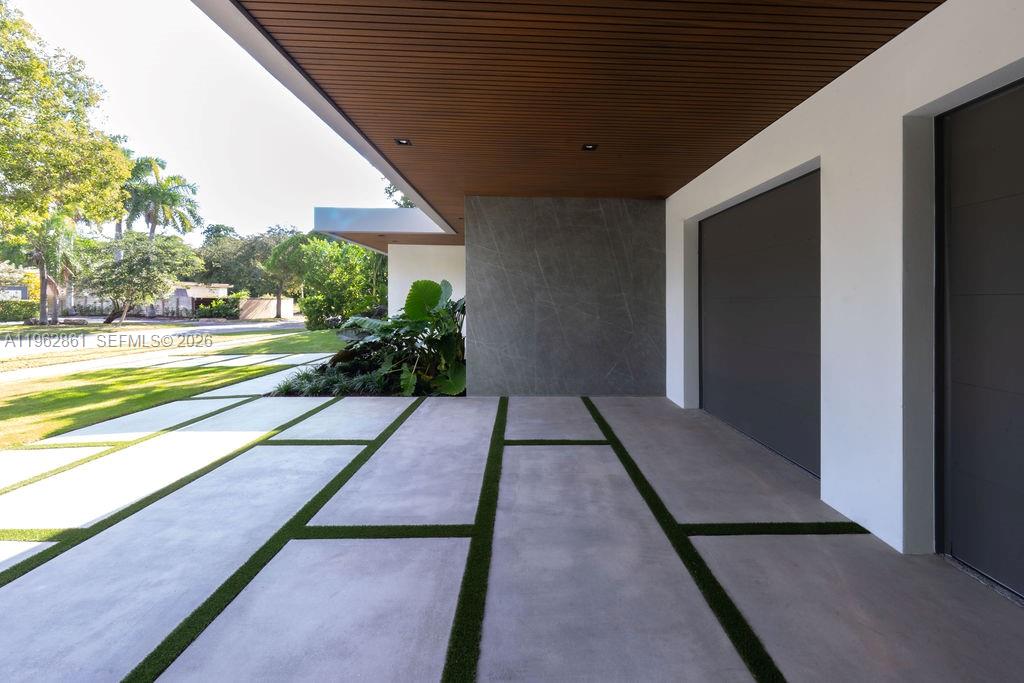 215 S Shore Dr Miami, FL 33133