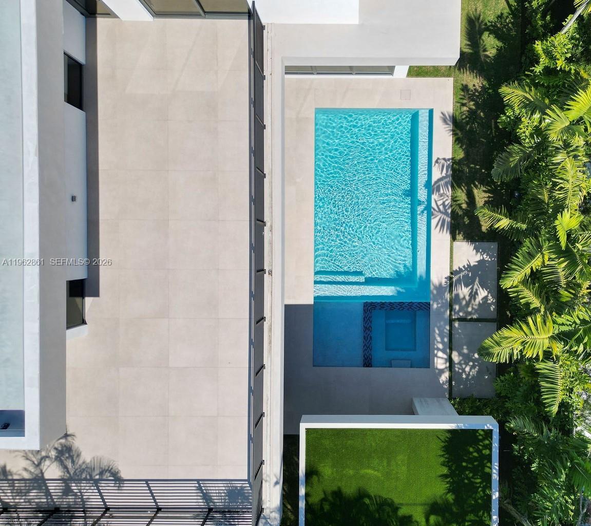 215 S Shore Dr Miami, FL 33133