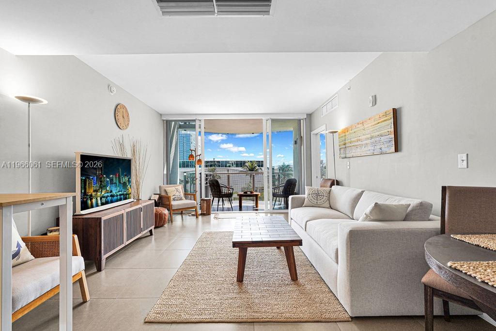 2155 Washington Ct #403