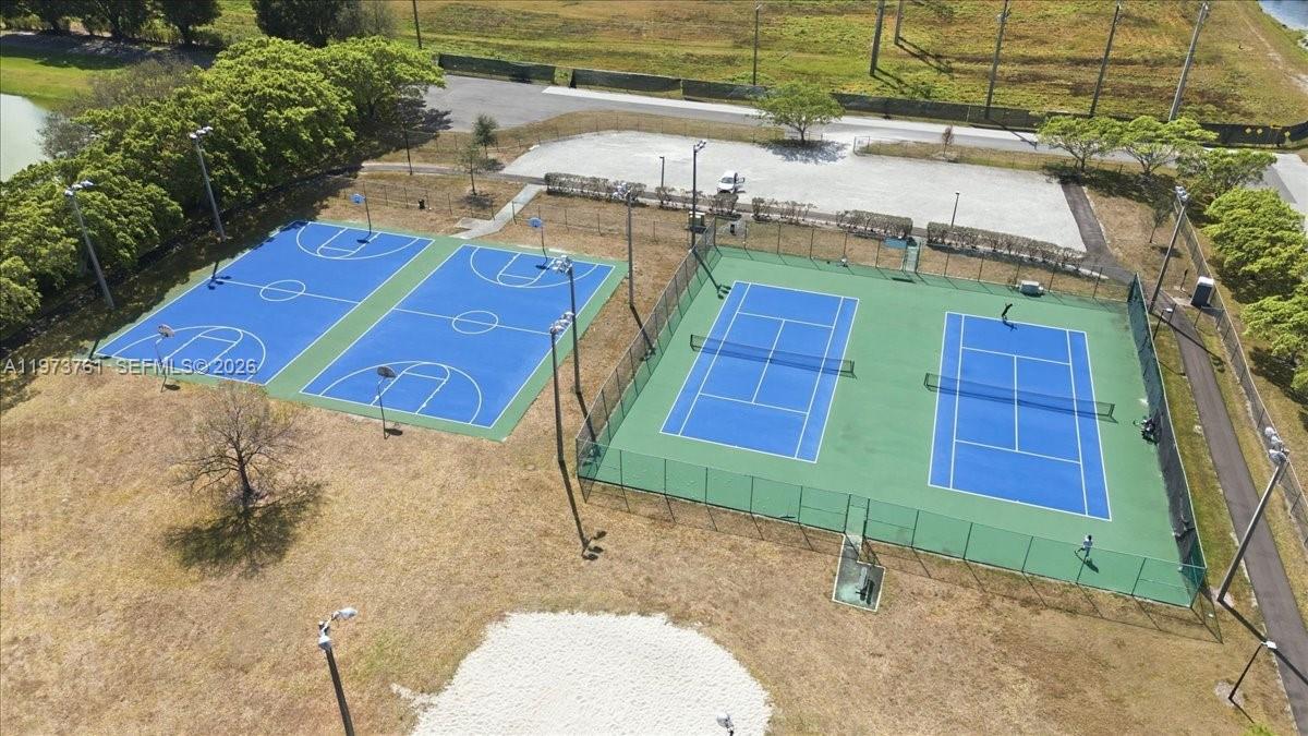 6520 Olde Moat Way Davie, FL 33331