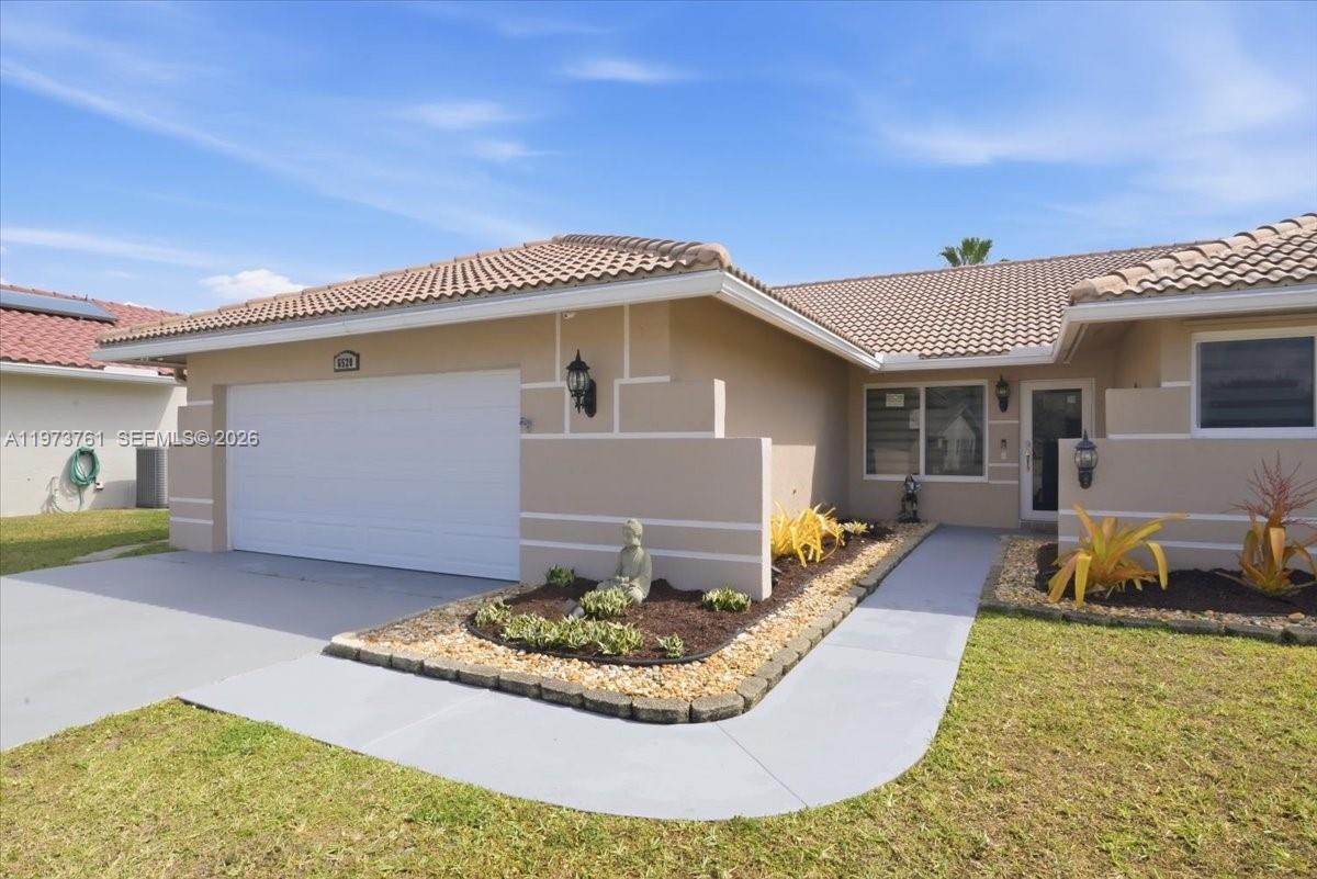 6520 Olde Moat Way Davie, FL 33331