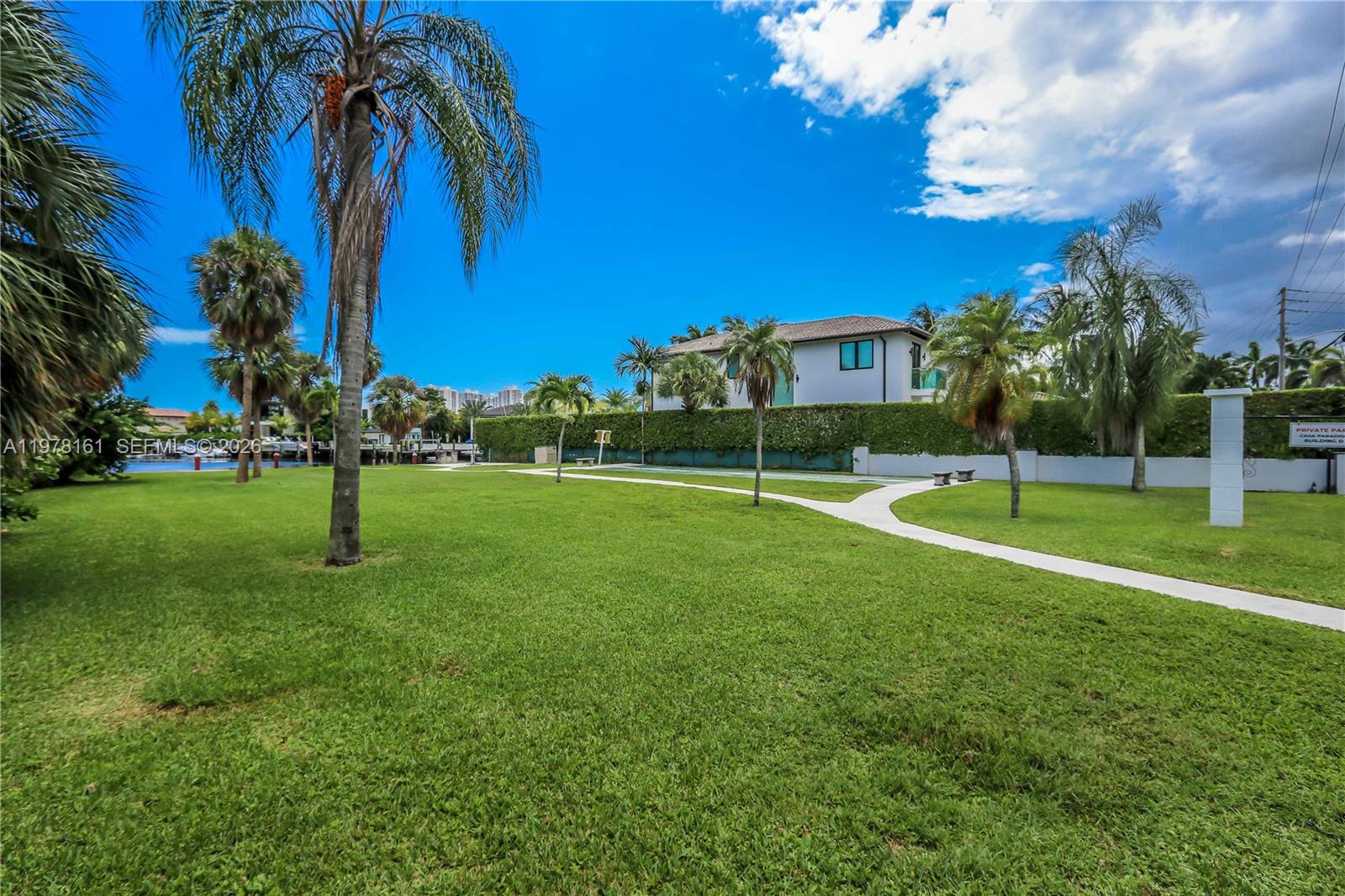 580 Egret Dr #121 Hallandale Beach, FL 33009