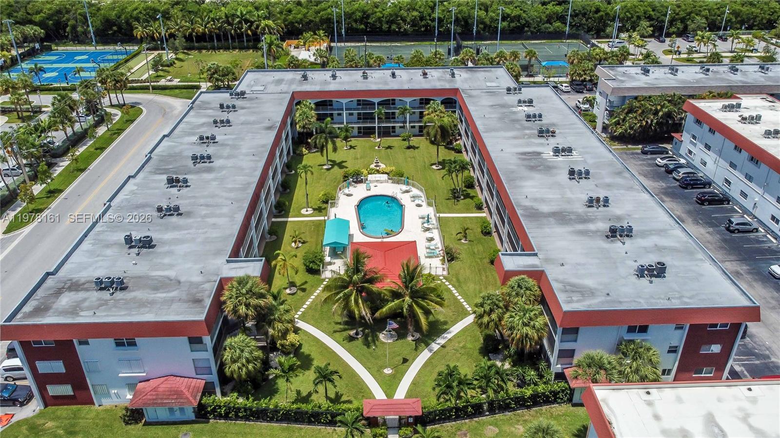 580 Egret Dr #121 Hallandale Beach, FL 33009