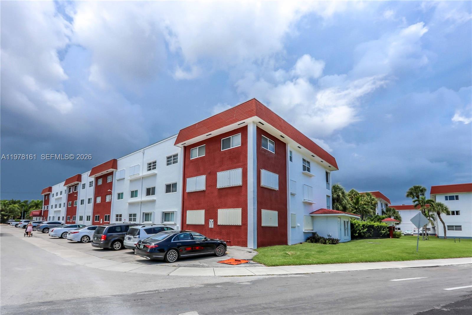 580 Egret Dr #121 Hallandale Beach, FL 33009