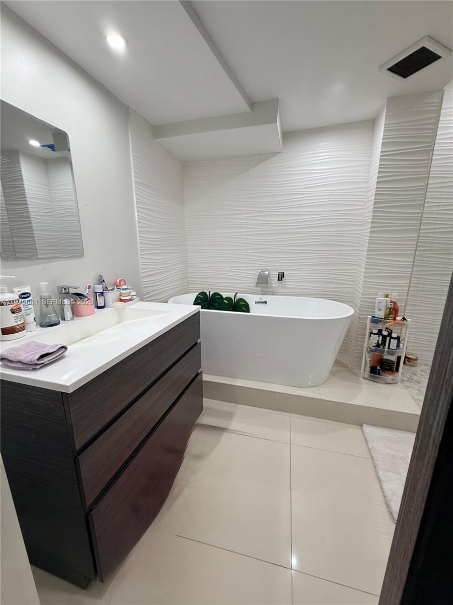 6039 Collins Ave #635 Miami Beach, FL 33140