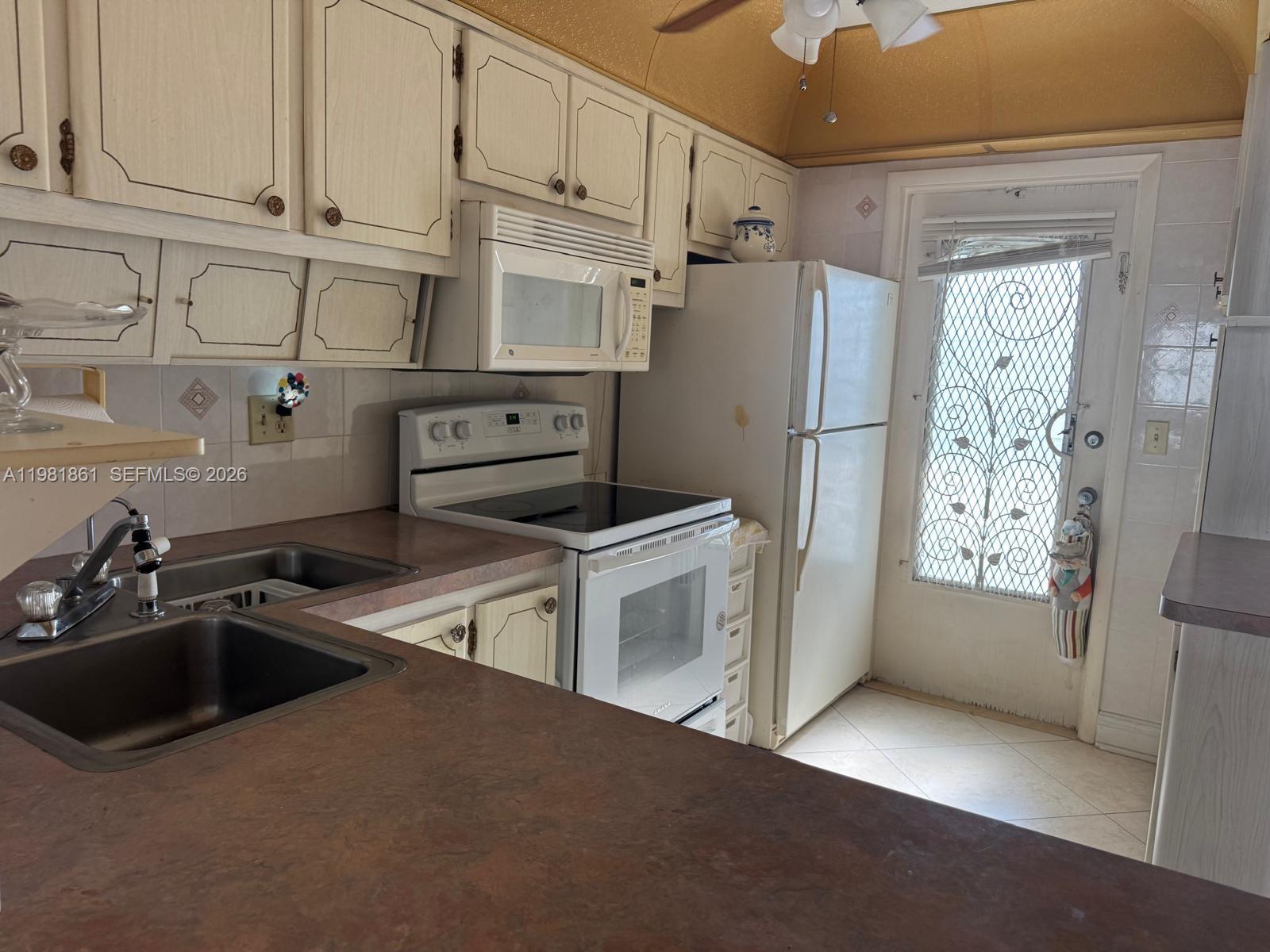 450 Paradise Isle Blvd #209 Hallandale Beach, FL 33009