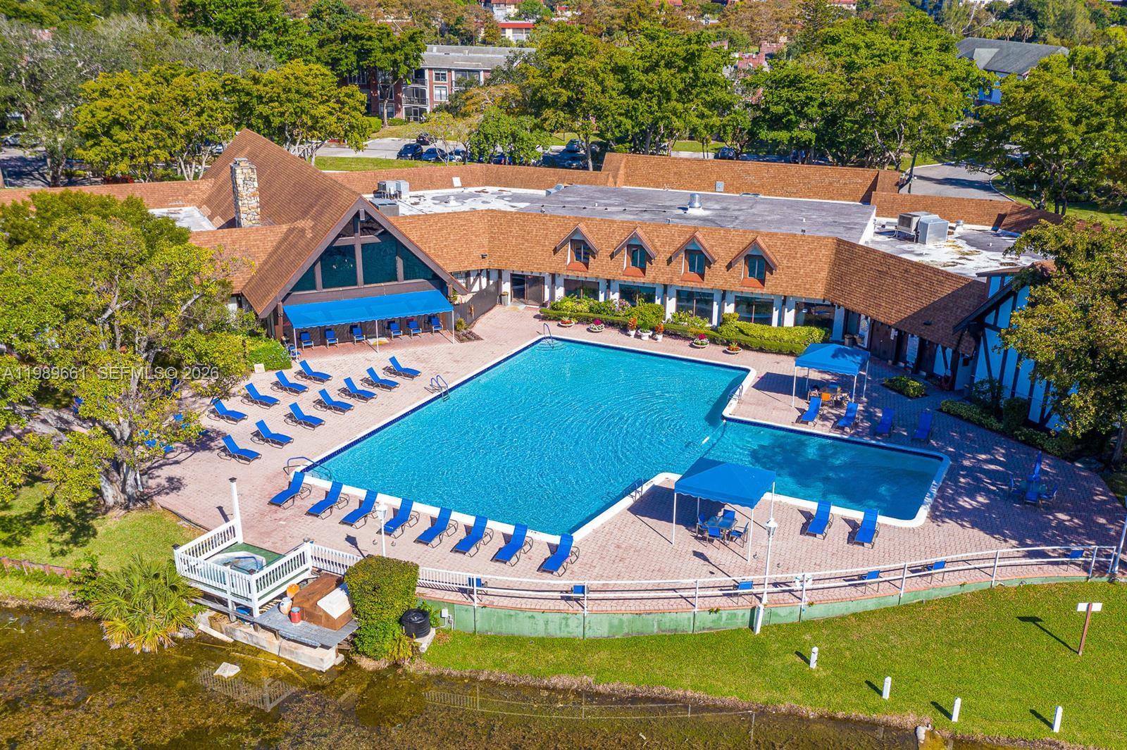 3740 Inverrary Dr #1T Lauderhill, FL 33319