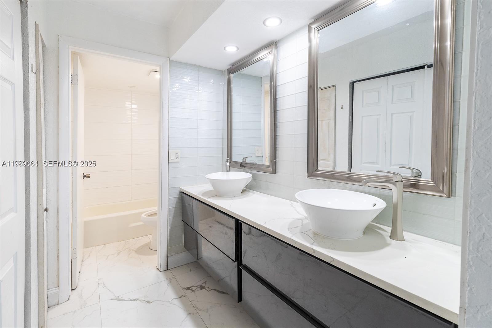 3740 Inverrary Dr #1T Lauderhill, FL 33319