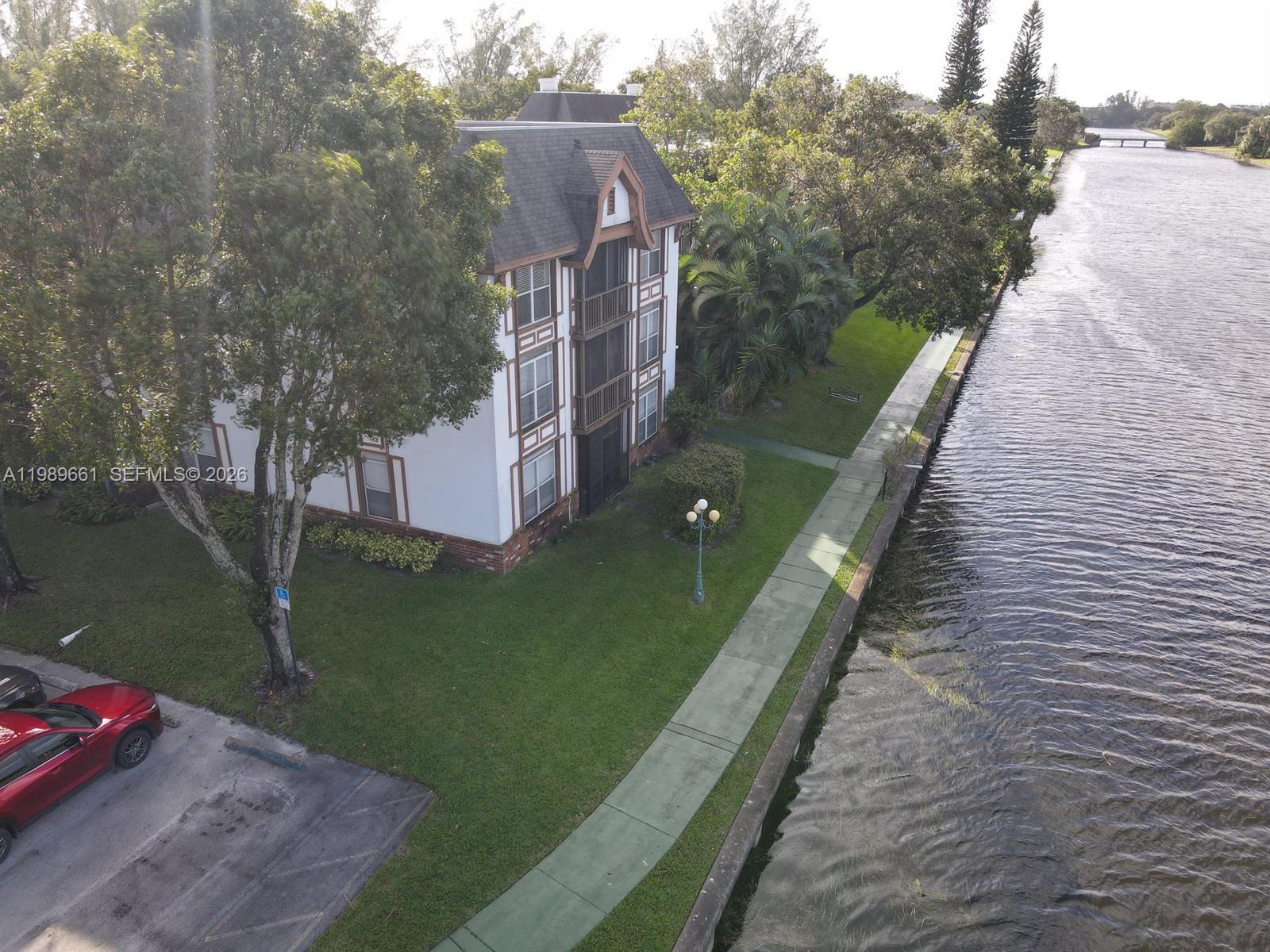 3740 Inverrary Dr #1T Lauderhill, FL 33319