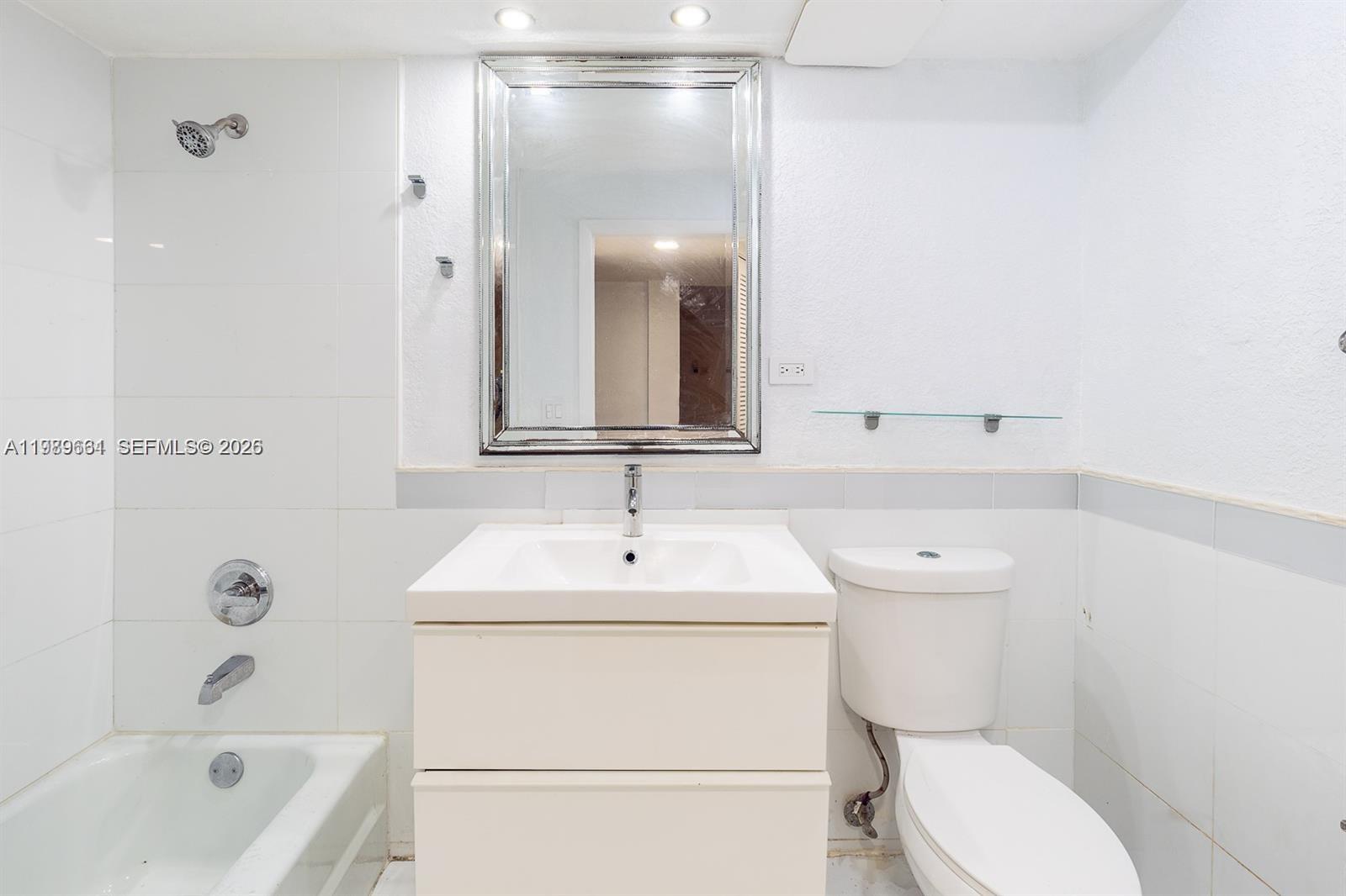 3740 Inverrary Dr #1T Lauderhill, FL 33319