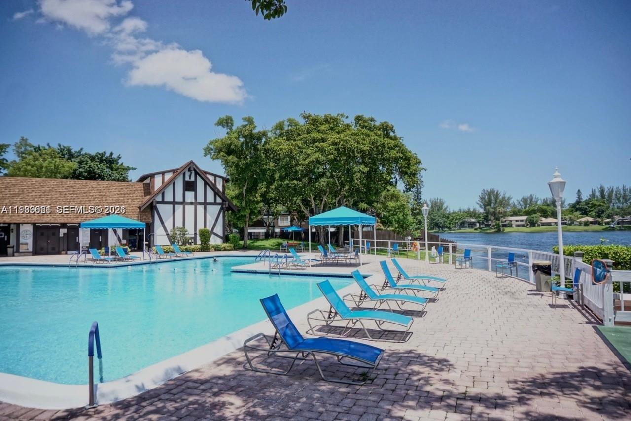 3740 Inverrary Dr #1T Lauderhill, FL 33319