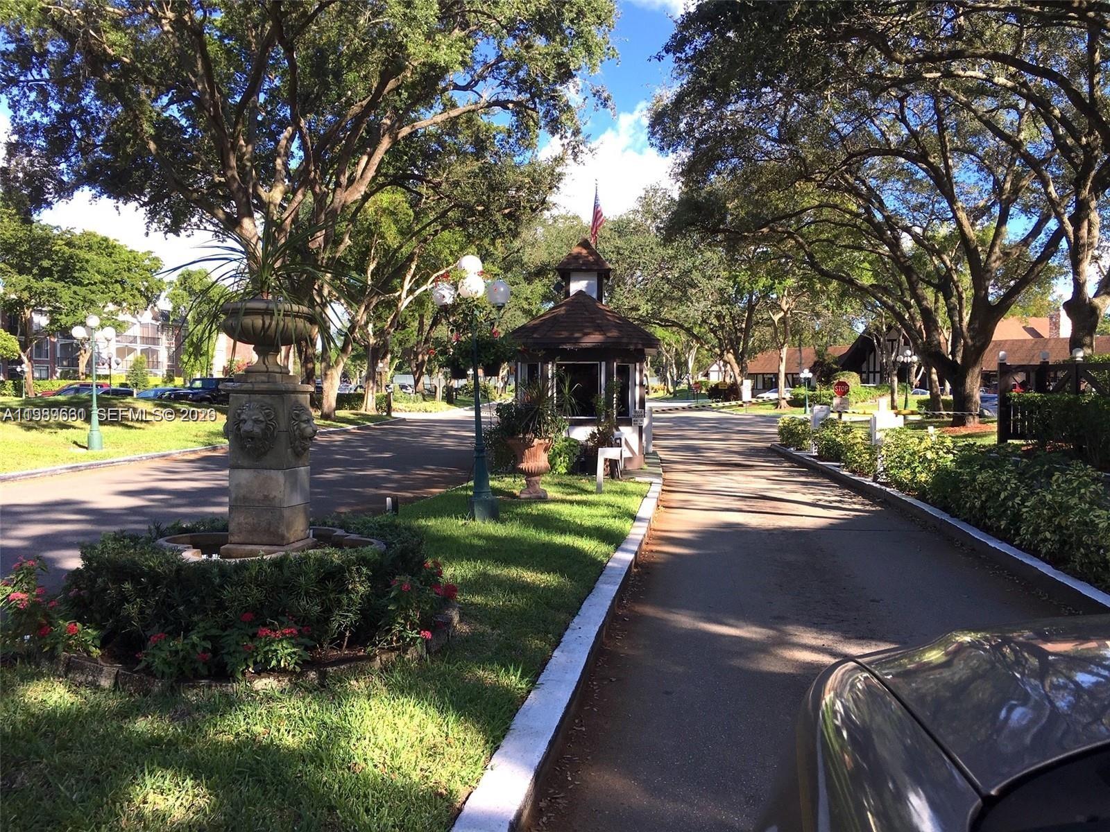 3740 Inverrary Dr #1T Lauderhill, FL 33319