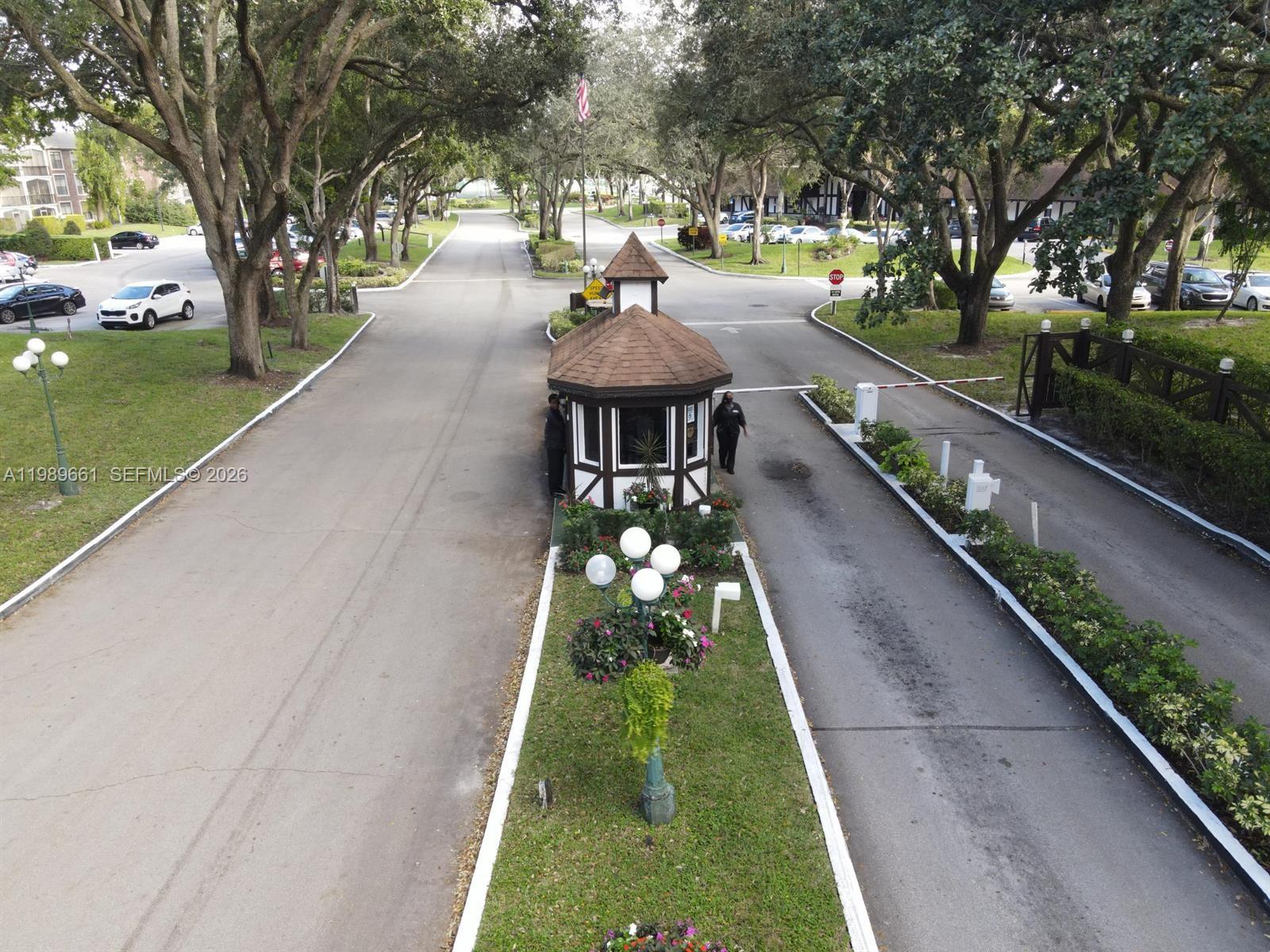 3740 Inverrary Dr #1T Lauderhill, FL 33319