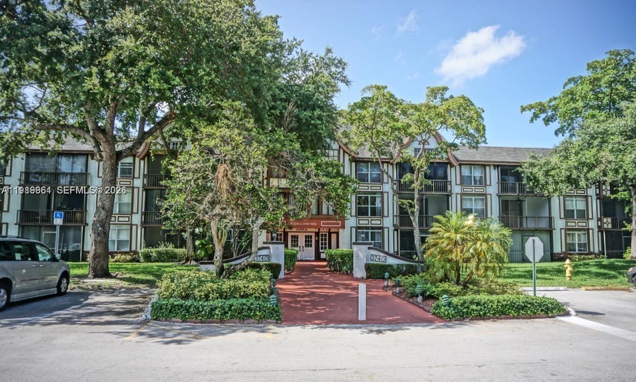 3740 Inverrary Dr #1T Lauderhill, FL 33319