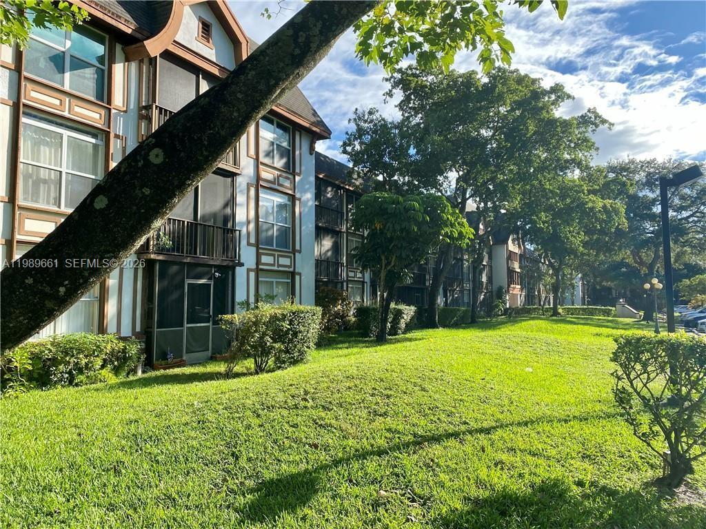 3740 Inverrary Dr #1T Lauderhill, FL 33319