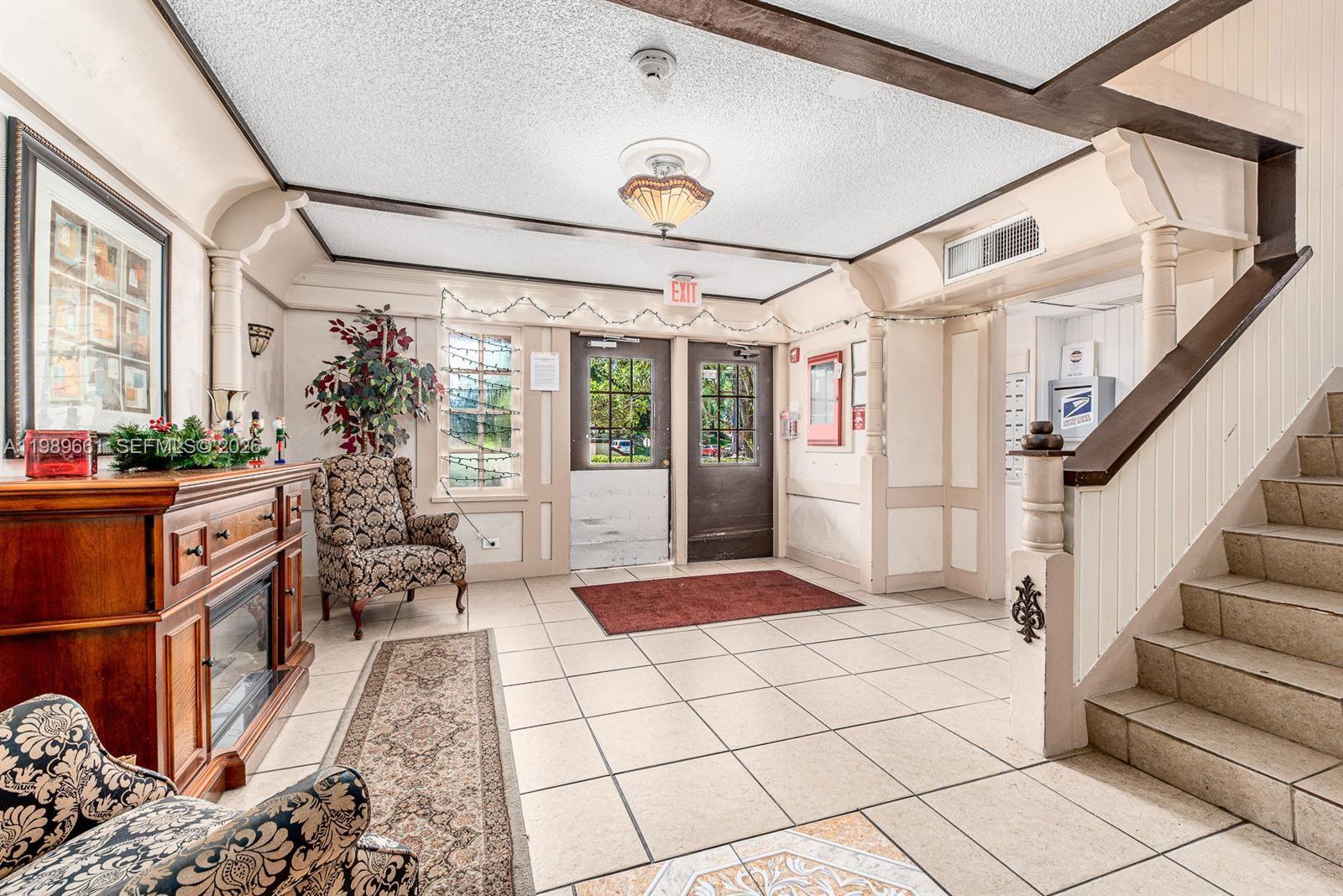 3740 Inverrary Dr #1T Lauderhill, FL 33319