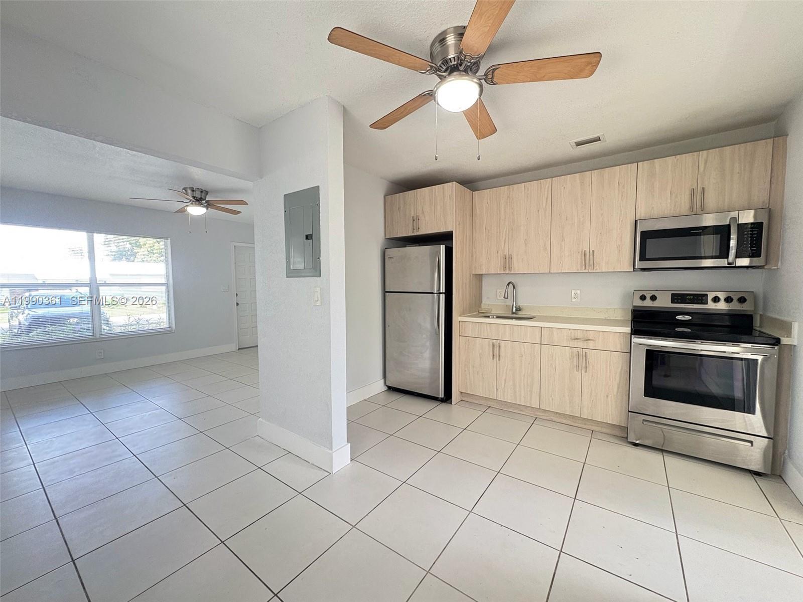 655 SW 6th St Hallandale Beach, FL 33009