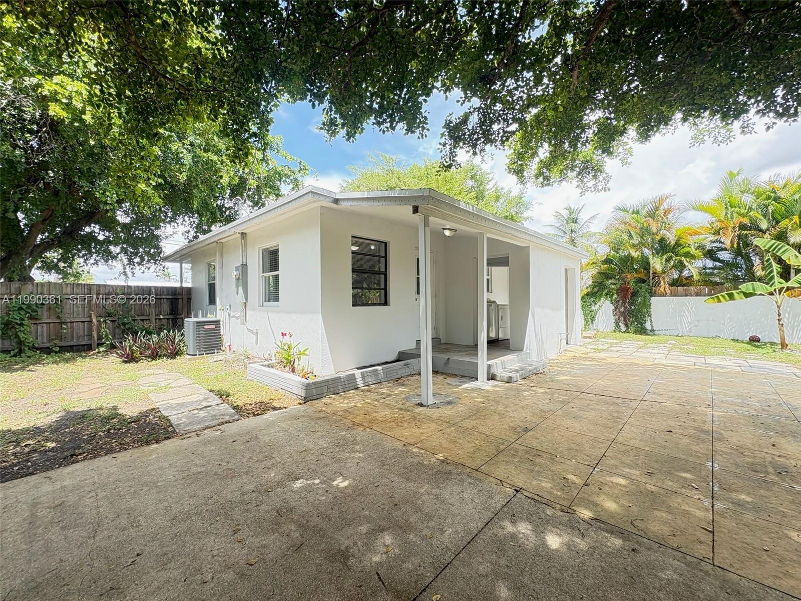 655 SW 6th St Hallandale Beach, FL 33009