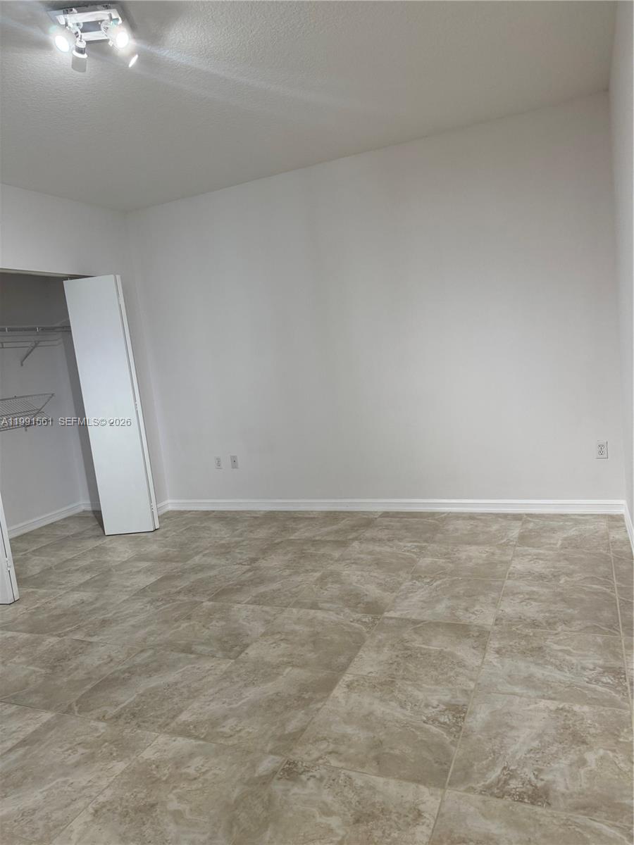 image The Venture at Aventura37