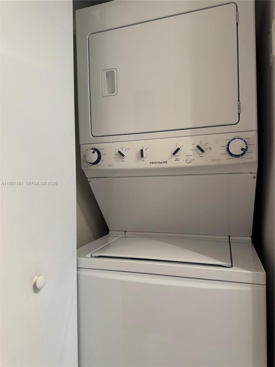 image The Venture at Aventura38