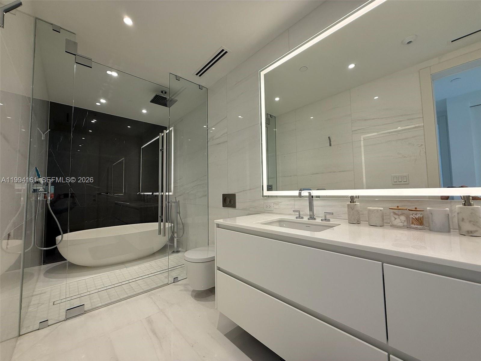 300 Biscayne Blvd Way #2706 Miami, FL 33131