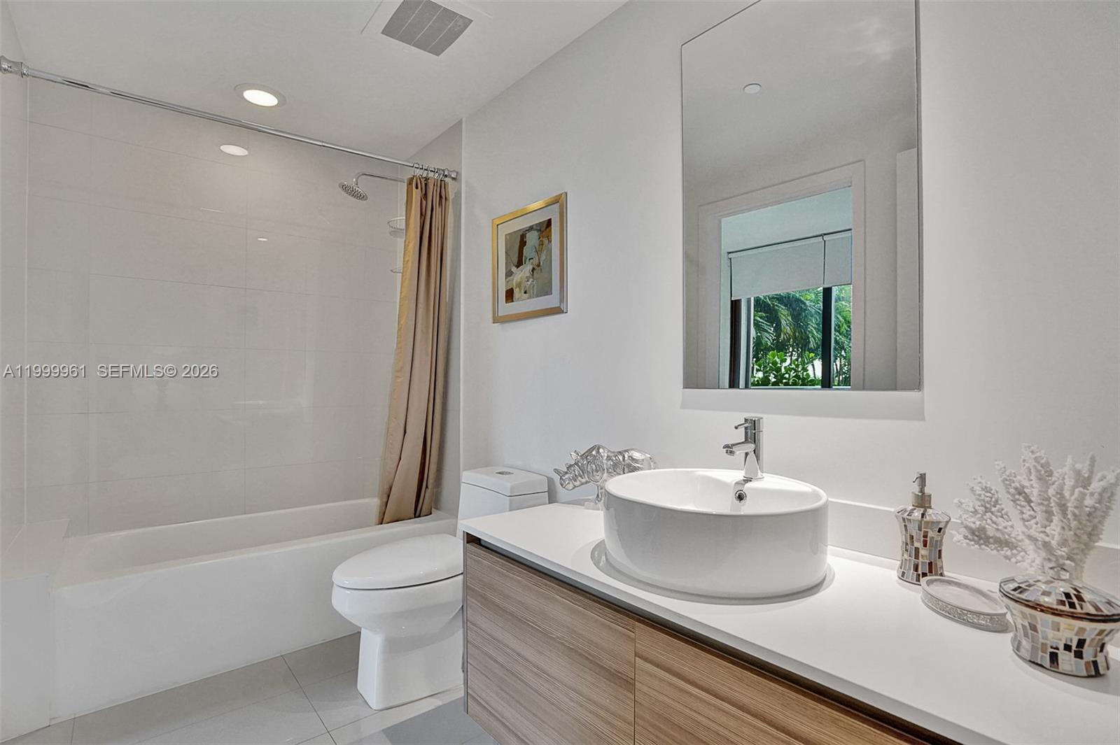 121 NE 34th St #814 Miami, FL 33137