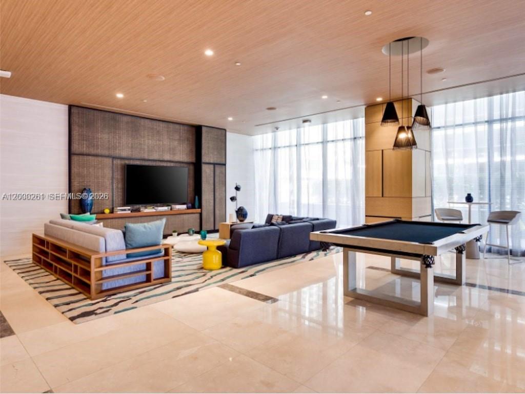 45 SW 9th St #1808 Miami, FL 33130